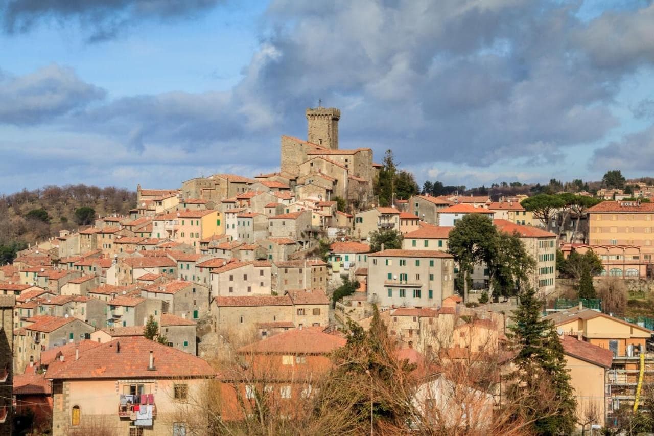 Blick auf den mittelalterlichen Ort Arcidosso mit Burg