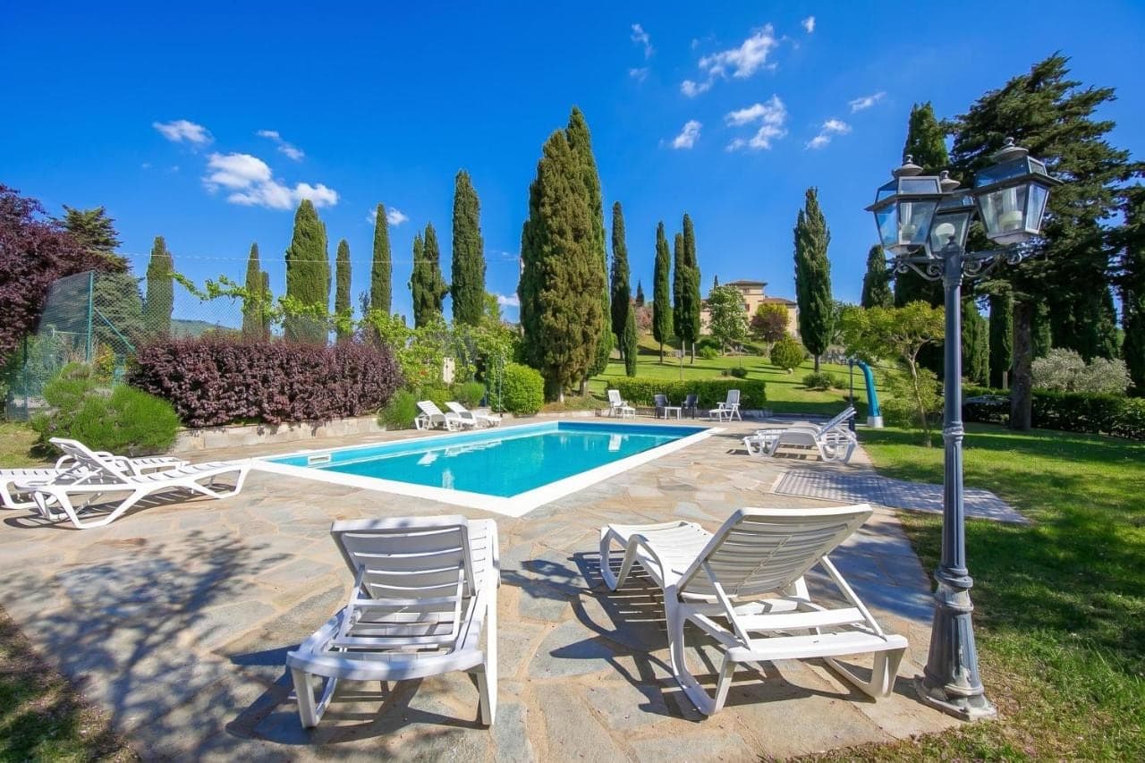 Pool mit Liegen im Garten der Villa
